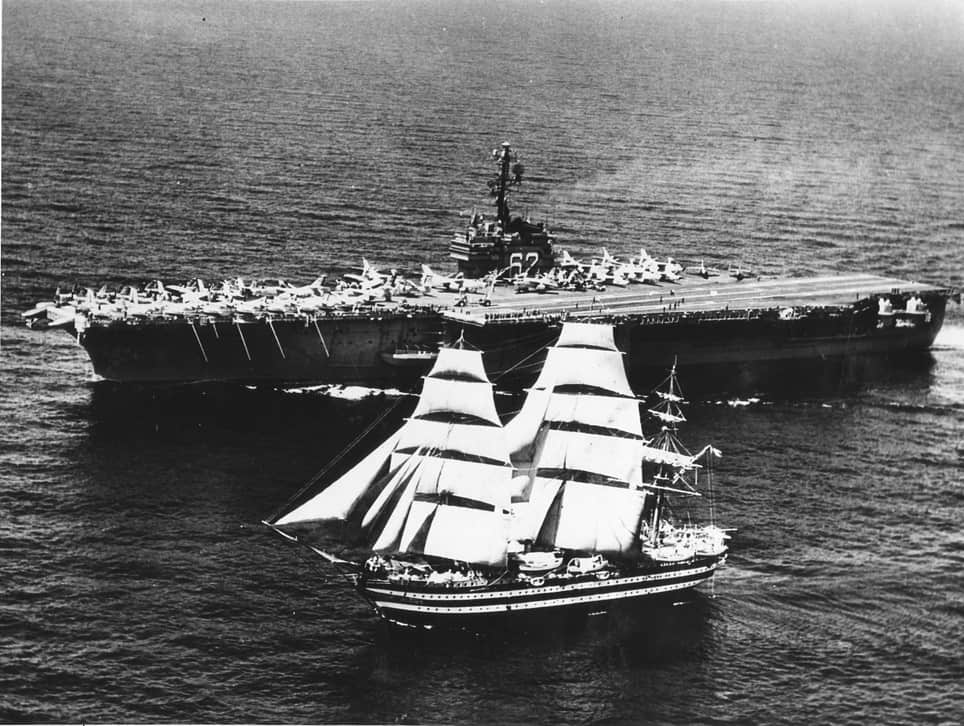 Incontro con USS Indipendece 1964