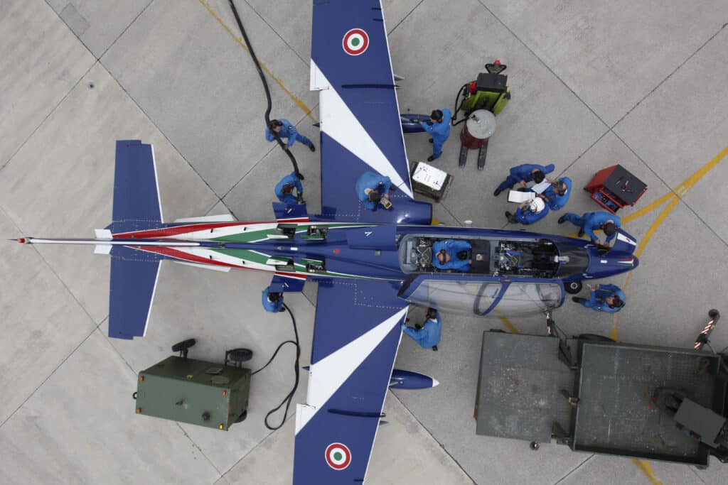 Specialisti delle Frecce Tricolori durante manutenzione velivolo