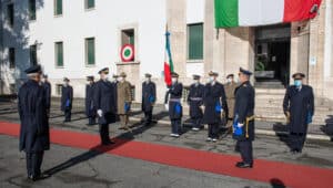 Passaggio-simbolico-bandiera-distituto