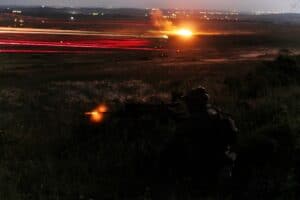 Tiratore-scelto-in-primo-piano-e-limponente-linea-di-fuoco