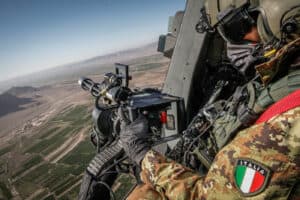 UN-mitragliere-durante-lavvicinamento-dellelicottero-al-punto-di-recup...