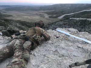 Un tiratore scelto si addestra su un obiettivo a massima distanza