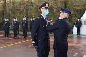 consegna-BPM_24.02.2021_Rosso-consegna-spilla-a-pilota-Aeronautica