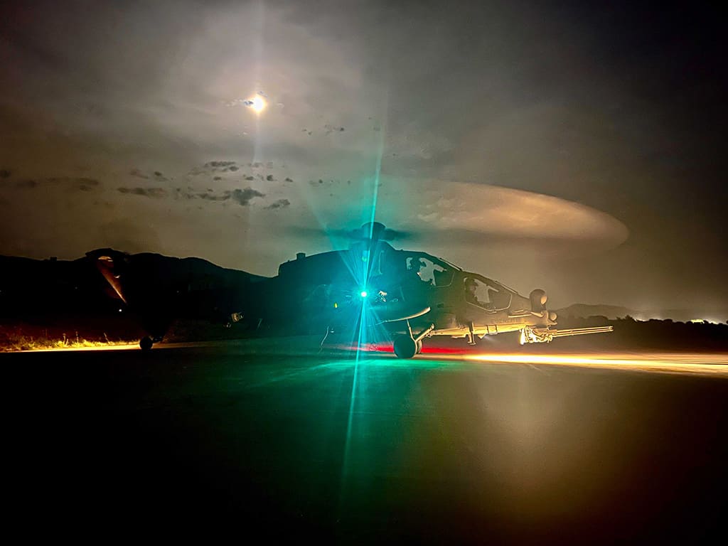 “CAEX I-2023” Un AH129D in fase di decollo per un’attività notturna