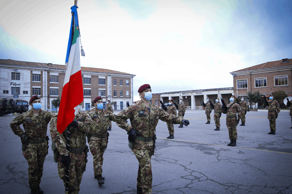 La Bandiera di Guerra riceve gli onori dal reparto schierato