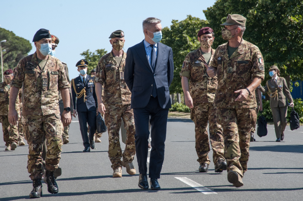 Il Ministro della Difesa, On. Lorenzo GUERINI, con il Capo di Stato Maggiore dell'Esercito e il Comandante del COMFOSE